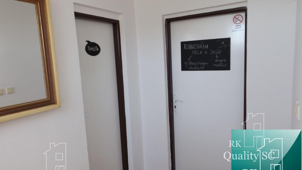 NA PREDAJ – polyfunkčný objekt v úplnom centre mesta Senec - obchodný priestor na prízemí a kancelárie na poschodí - pri pešej zóne