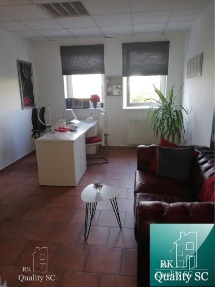 NA PREDAJ – polyfunkčný objekt v úplnom centre mesta Senec - obchodný priestor na prízemí a kancelárie na poschodí - pri pešej zóne