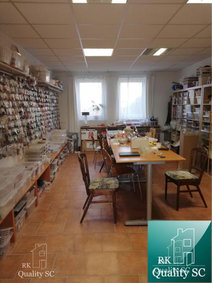 NA PREDAJ – polyfunkčný objekt v úplnom centre mesta Senec - obchodný priestor na prízemí a kancelárie na poschodí - pri pešej zóne