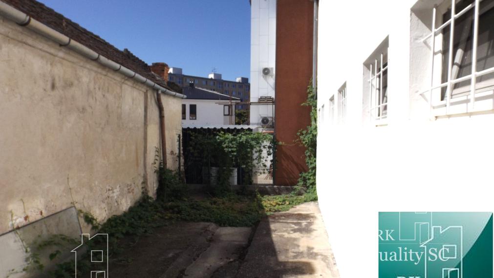 NA PREDAJ – polyfunkčný objekt v úplnom centre mesta Senec - obchodný priestor na prízemí a kancelárie na poschodí - pri pešej zóne