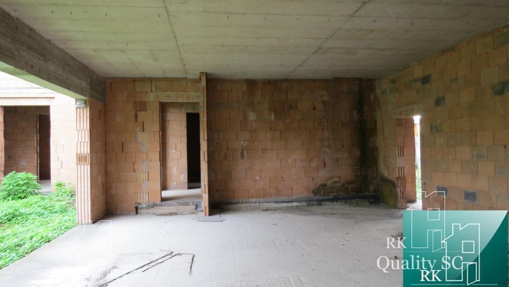 NOVÁ CENA - okr. SENEC - KRÁĽOVÁ PRI SENCI – NA PREDAJ – PRE NÁROČNÝCH rozostavaný rodinný dom v centre obce s veľkým pozemkom vyše 23á