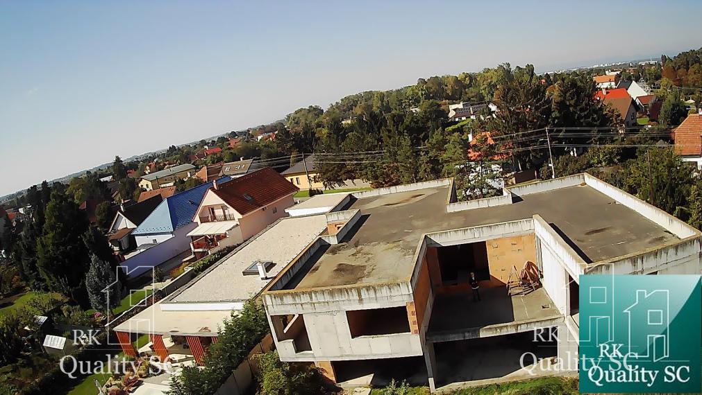 NOVÁ CENA - okr. SENEC - KRÁĽOVÁ PRI SENCI – NA PREDAJ – PRE NÁROČNÝCH rozostavaný rodinný dom v centre obce s veľkým pozemkom vyše 23á