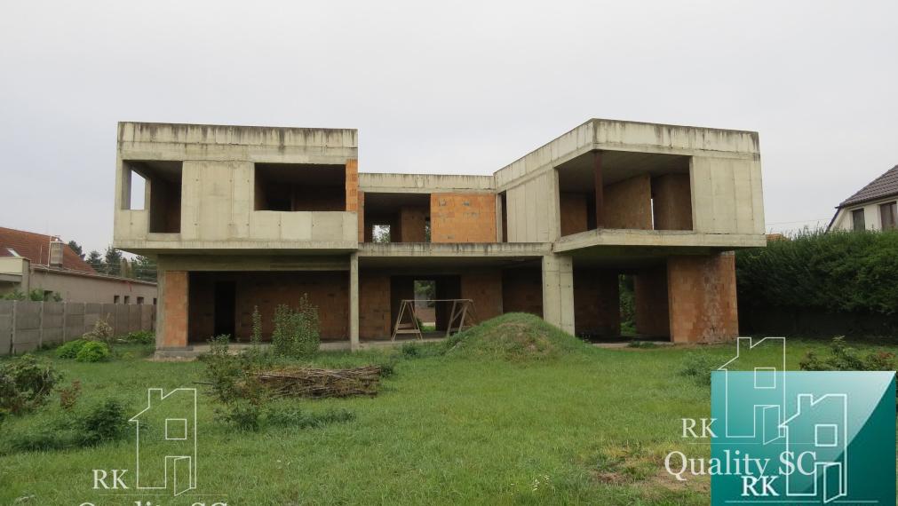 NOVÁ CENA - okr. SENEC - KRÁĽOVÁ PRI SENCI – NA PREDAJ – PRE NÁROČNÝCH rozostavaný rodinný dom v centre obce s veľkým pozemkom vyše 23á