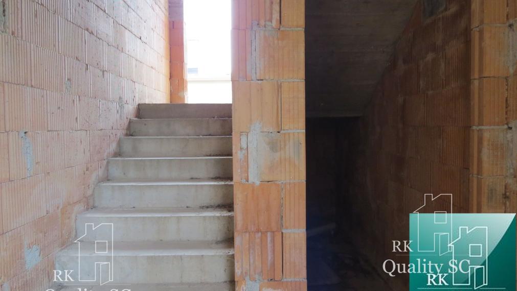 NOVÁ CENA - okr. SENEC - KRÁĽOVÁ PRI SENCI – NA PREDAJ – PRE NÁROČNÝCH rozostavaný rodinný dom v centre obce s veľkým pozemkom vyše 23á