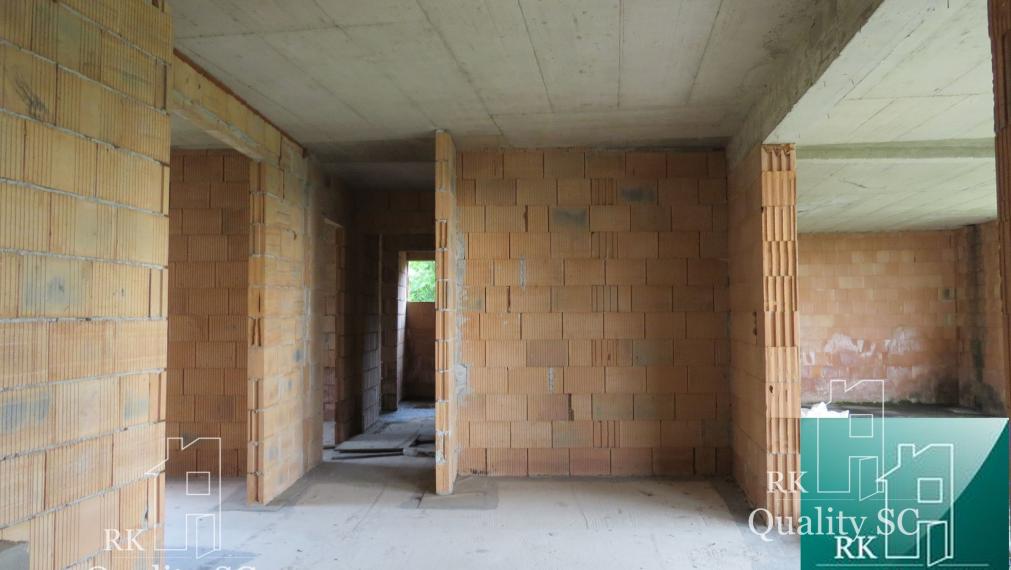 NOVÁ CENA - okr. SENEC - KRÁĽOVÁ PRI SENCI – NA PREDAJ – PRE NÁROČNÝCH rozostavaný rodinný dom v centre obce s veľkým pozemkom vyše 23á