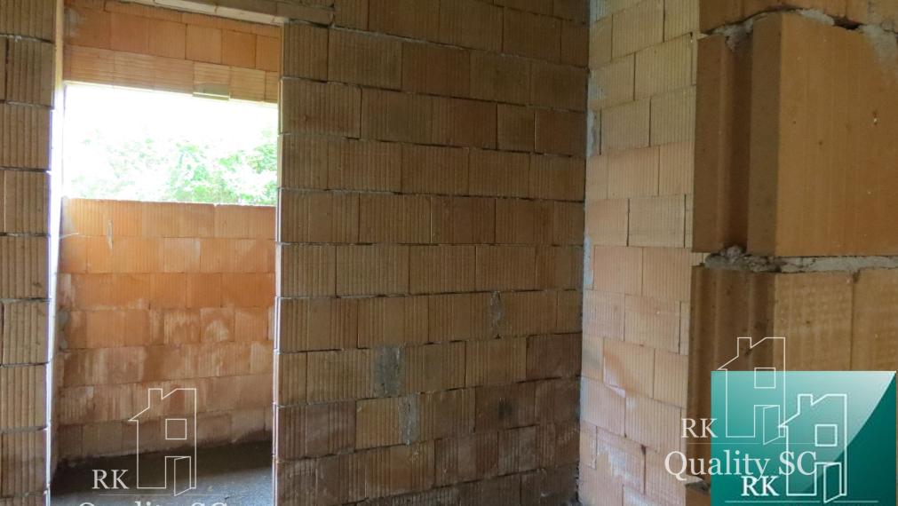 NOVÁ CENA - okr. SENEC - KRÁĽOVÁ PRI SENCI – NA PREDAJ – PRE NÁROČNÝCH rozostavaný rodinný dom v centre obce s veľkým pozemkom vyše 23á