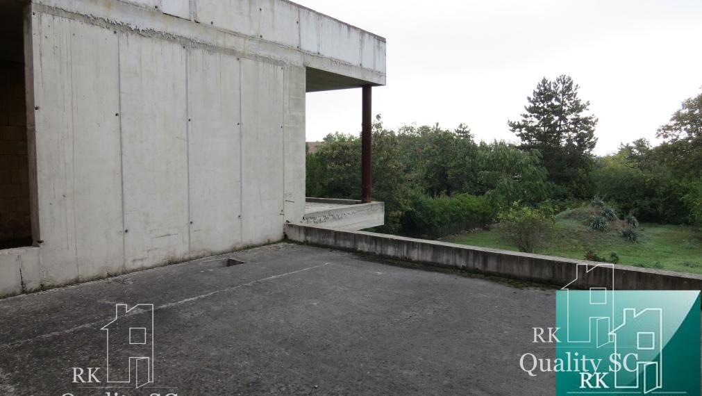 NOVÁ CENA - okr. SENEC - KRÁĽOVÁ PRI SENCI – NA PREDAJ – PRE NÁROČNÝCH rozostavaný rodinný dom v centre obce s veľkým pozemkom vyše 23á