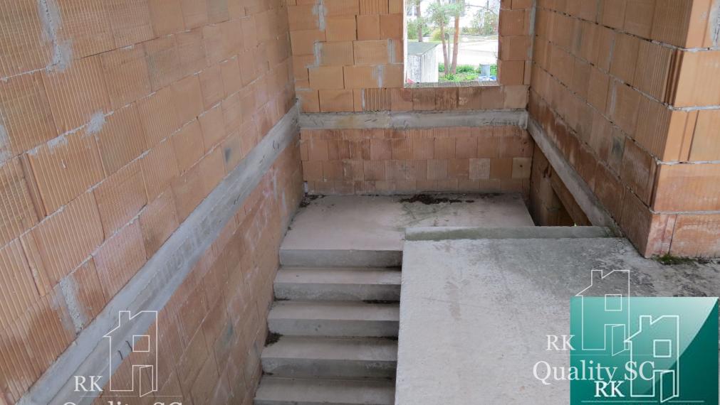 NOVÁ CENA - okr. SENEC - KRÁĽOVÁ PRI SENCI – NA PREDAJ – PRE NÁROČNÝCH rozostavaný rodinný dom v centre obce s veľkým pozemkom vyše 23á