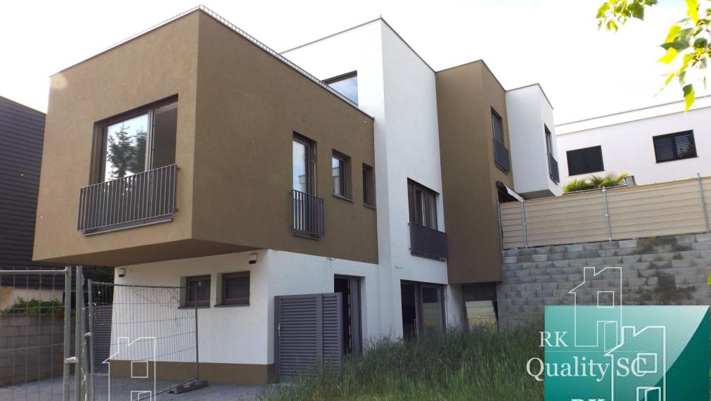 SENEC – SLNEČNÉ JAZERÁ JUH – NA PREDAJ – novostavba 3 izbového bytu s fotovoltikou v rekreačnej dvoj-chate so záhradou a parkingom