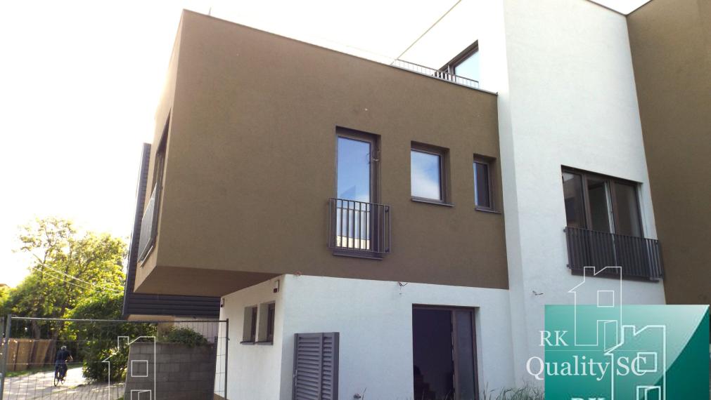 SENEC – SLNEČNÉ JAZERÁ JUH – NA PREDAJ – novostavba 3 izbového bytu s fotovoltikou v rekreačnej dvoj-chate so záhradou a parkingom