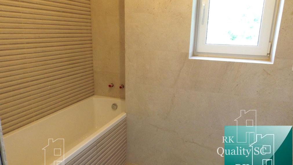 SENEC – SLNEČNÉ JAZERÁ JUH – NA PREDAJ – novostavba 3 izbového bytu s fotovoltikou v rekreačnej dvoj-chate so záhradou a parkingom