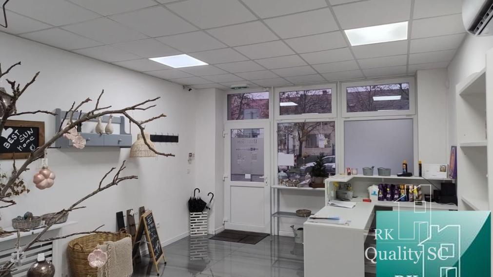 SENEC – NA PRENÁJOM – lukratívny komerčný priestor na služby, obchod alebo kancelárie na pešej zóne s parkoviskom 