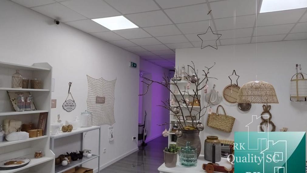 SENEC – NA PRENÁJOM – lukratívny komerčný priestor na služby, obchod alebo kancelárie na pešej zóne s parkoviskom 