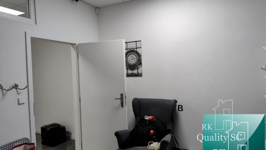 SENEC – NA PRENÁJOM – lukratívny komerčný priestor na služby, obchod alebo kancelárie na pešej zóne s parkoviskom 