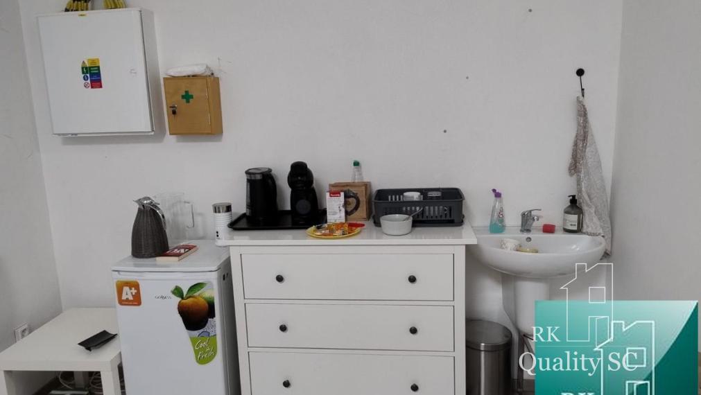 SENEC – NA PRENÁJOM – lukratívny komerčný priestor na služby, obchod alebo kancelárie na pešej zóne s parkoviskom 