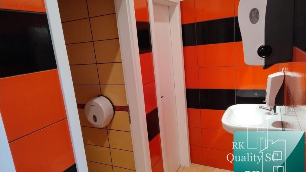 SENEC – NA PRENÁJOM – lukratívny komerčný priestor na služby, obchod alebo kancelárie na pešej zóne s parkoviskom 