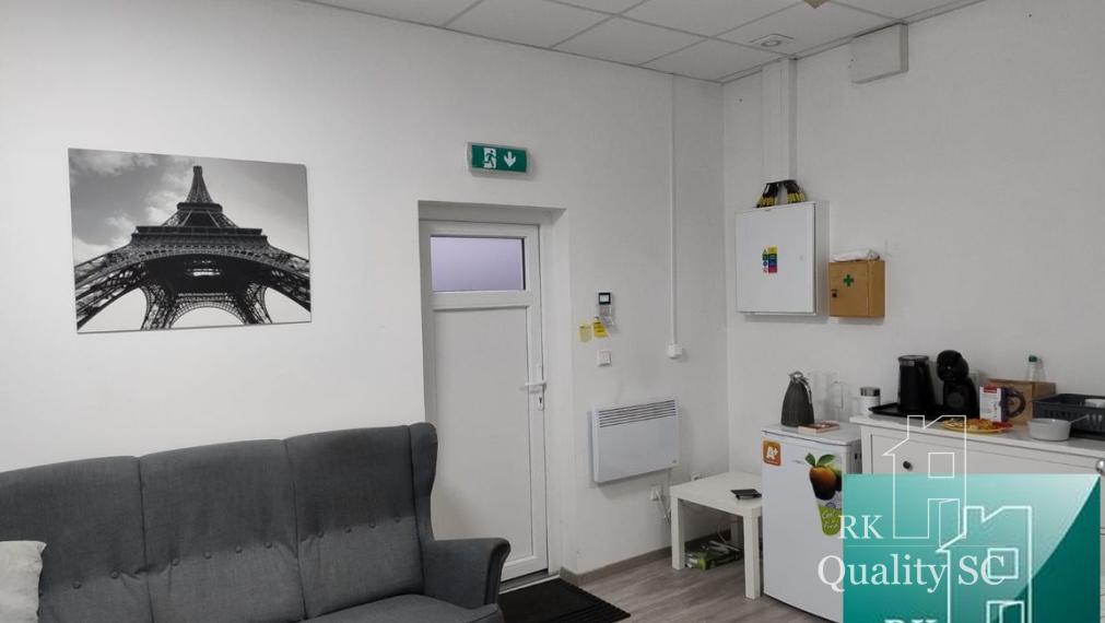 SENEC – NA PRENÁJOM – lukratívny komerčný priestor na služby, obchod alebo kancelárie na pešej zóne s parkoviskom 