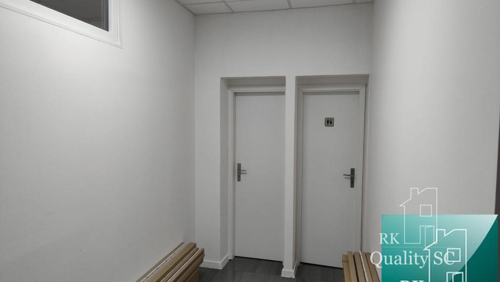 SENEC – NA PRENÁJOM – lukratívny komerčný priestor na služby, obchod alebo kancelárie na pešej zóne s parkoviskom 