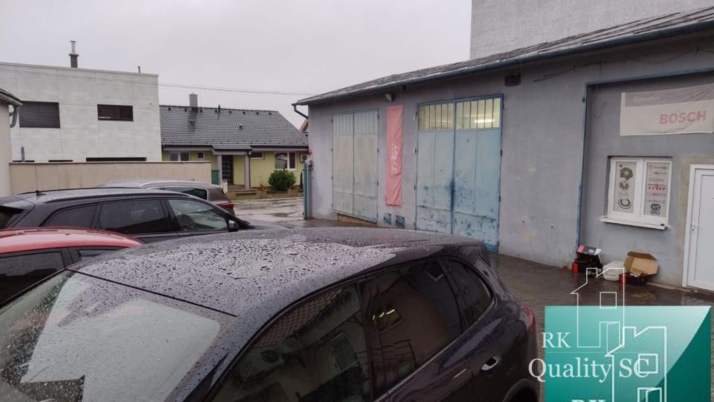 SENEC – NA PRENÁJOM – lukratívny komerčný priestor na služby, obchod alebo kancelárie na pešej zóne s parkoviskom 