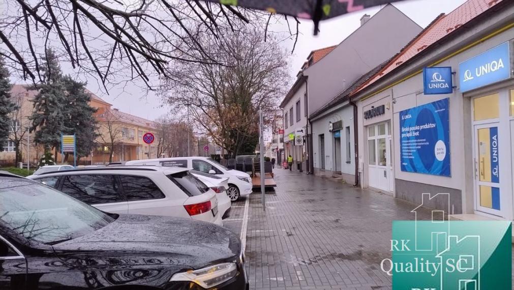 SENEC – NA PRENÁJOM – lukratívny komerčný priestor na služby, obchod alebo kancelárie na pešej zóne s parkoviskom 