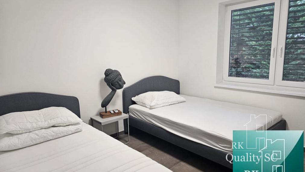 SENEC Gardens – Na prenájom zariadený 4. izbový bungalov  s parkovaním pre dve autá.