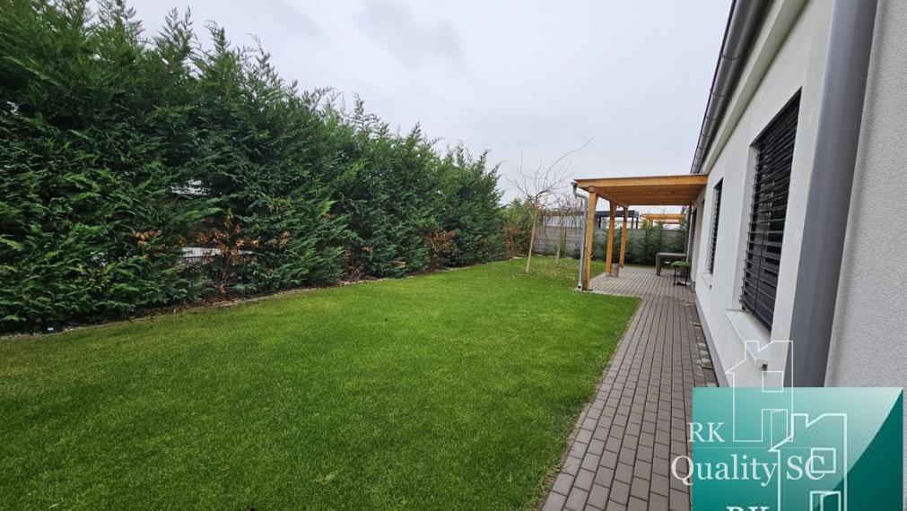 SENEC Gardens – Na prenájom zariadený 4. izbový bungalov  s parkovaním pre dve autá.