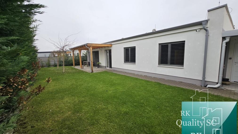 SENEC Gardens – Na prenájom zariadený 4. izbový bungalov  s parkovaním pre dve autá.