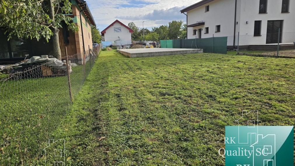 Okres Senec - BERNOLÁKOVO - NA PREDAJ stavebný pozemok so základovou doskou, projektom a stavebným povolením