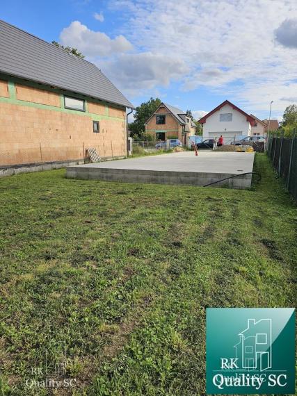 Okres Senec - BERNOLÁKOVO - NA PREDAJ stavebný pozemok so základovou doskou, projektom a stavebným povolením