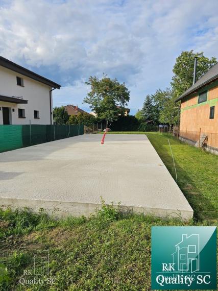 Okres Senec - BERNOLÁKOVO - NA PREDAJ stavebný pozemok so základovou doskou, projektom a stavebným povolením