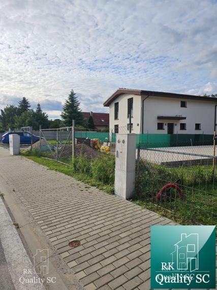 Okres Senec - BERNOLÁKOVO - NA PREDAJ stavebný pozemok so základovou doskou, projektom a stavebným povolením