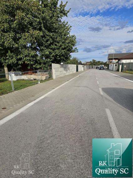 Okres Senec - BERNOLÁKOVO - NA PREDAJ stavebný pozemok so základovou doskou, projektom a stavebným povolením