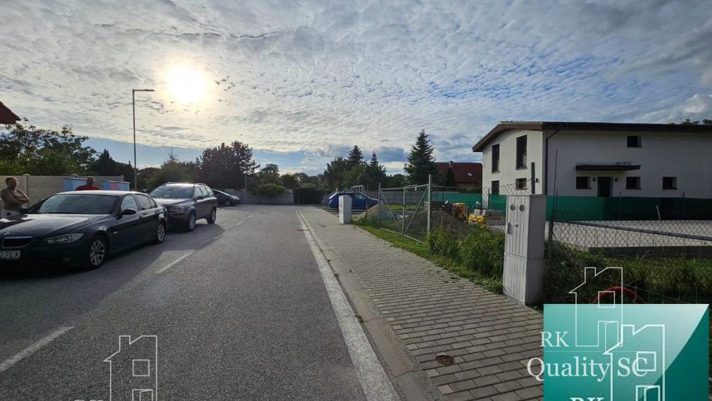 Okres Senec - BERNOLÁKOVO - NA PREDAJ stavebný pozemok so základovou doskou, projektom a stavebným povolením