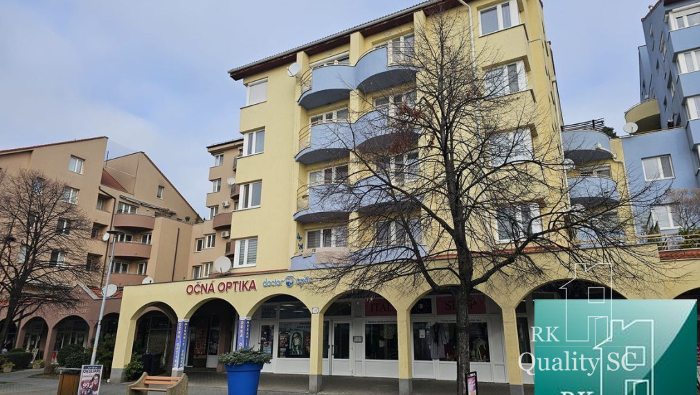 SENEC (centrum) - NA  PRENÁJOM 3 izbový zariadený byt s parkovaním pre dve vozidlá - Lichnerova ul. na pešej zóne v Senci