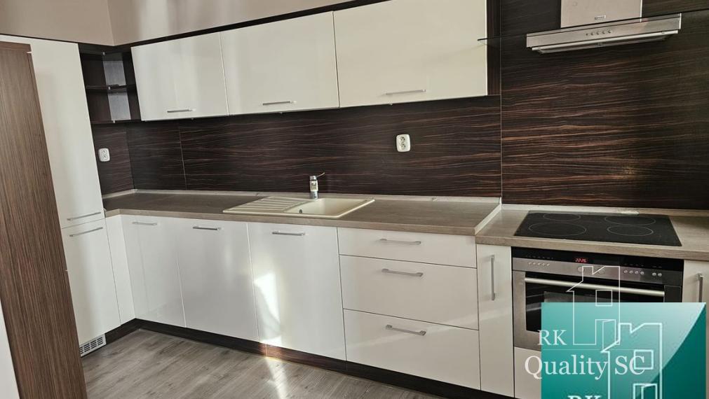 SENEC (centrum) - NA  PRENÁJOM 3 izbový zariadený byt s parkovaním pre dve vozidlá - Lichnerova ul. na pešej zóne v Senci