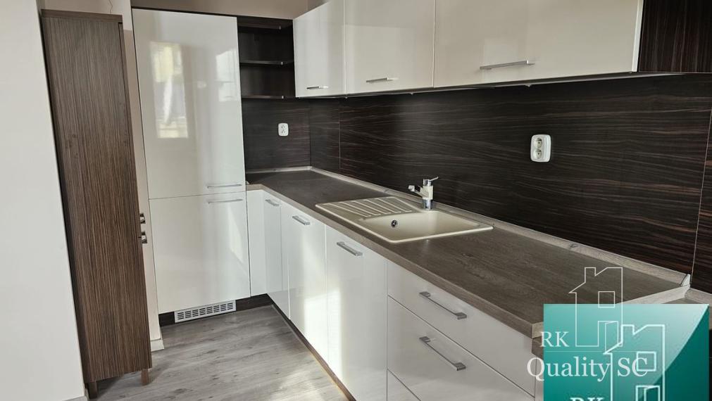 SENEC (centrum) - NA  PRENÁJOM 3 izbový zariadený byt s parkovaním pre dve vozidlá - Lichnerova ul. na pešej zóne v Senci