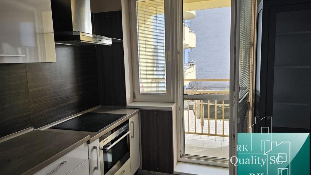 SENEC (centrum) - NA  PRENÁJOM 3 izbový zariadený byt s parkovaním pre dve vozidlá - Lichnerova ul. na pešej zóne v Senci