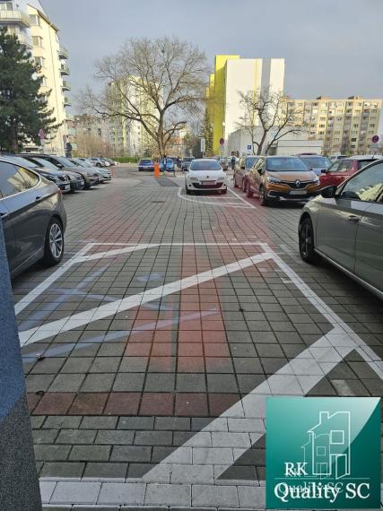 SENEC (centrum) - NA  PRENÁJOM 3 izbový zariadený byt s parkovaním pre dve vozidlá - Lichnerova ul. na pešej zóne v Senci