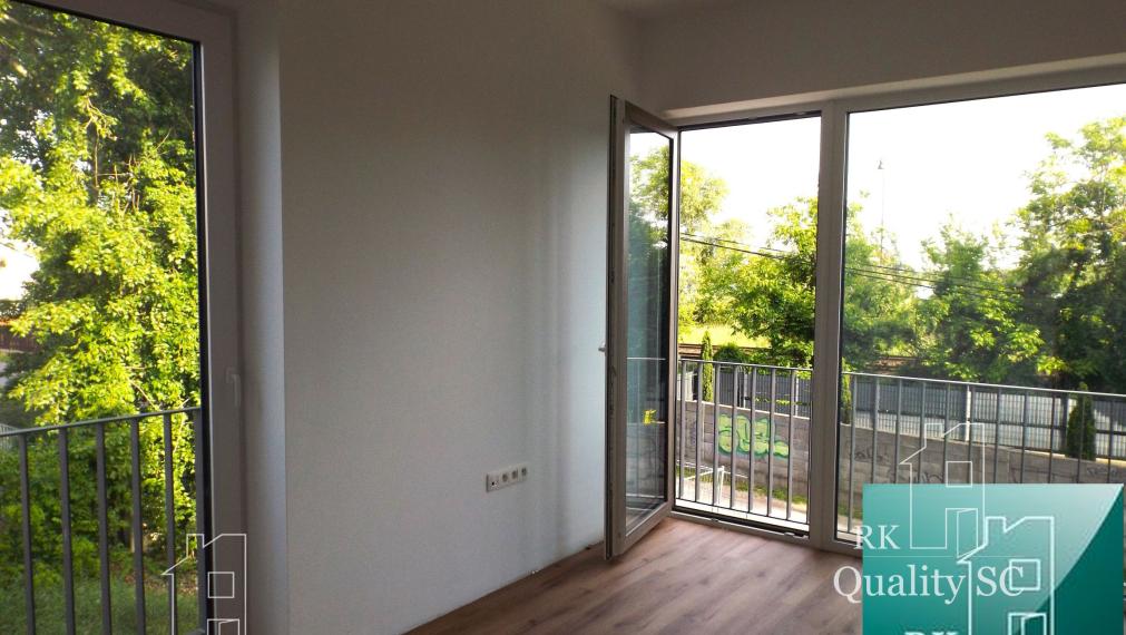 SENEC – SLNEČNÉ JAZERÁ JUH – NA PREDAJ – novostavba 3 izbového bytu s fotovoltikou v rekreačnej dvoj-chate so záhradou a parkingom