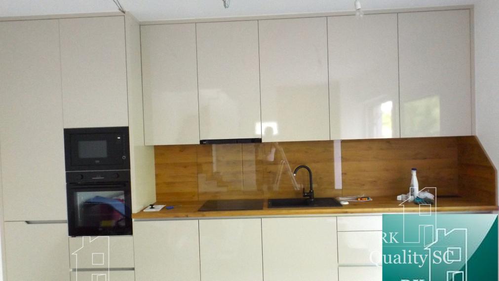 SENEC – SLNEČNÉ JAZERÁ JUH – NA PREDAJ – novostavba 3 izbového bytu s fotovoltikou v rekreačnej dvoj-chate so záhradou a parkingom