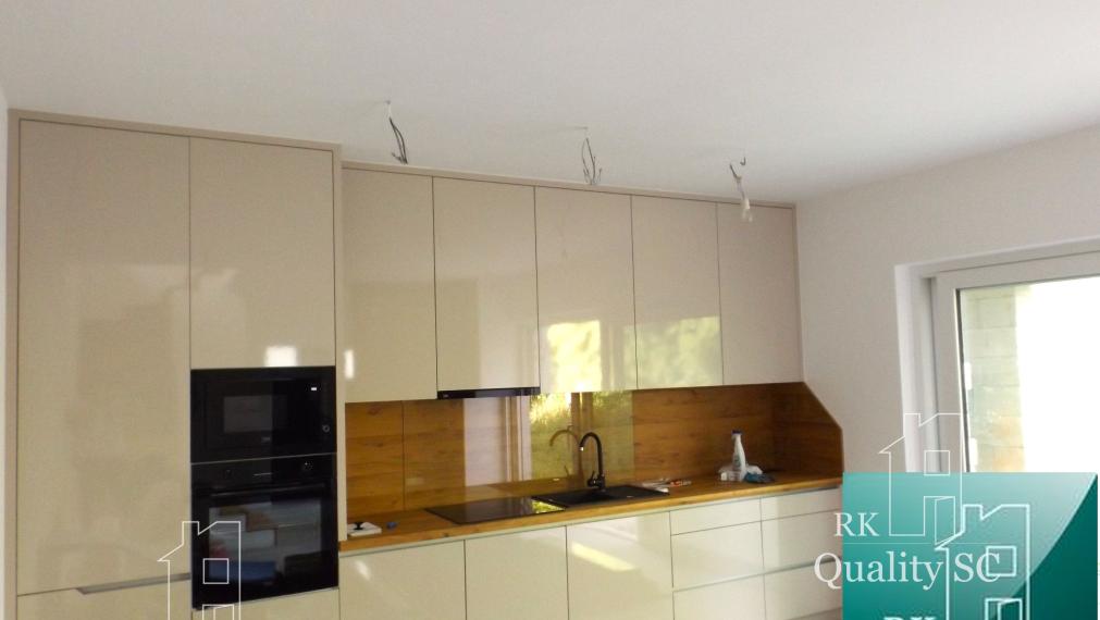 SENEC – SLNEČNÉ JAZERÁ JUH – NA PREDAJ – novostavba 3 izbového bytu s fotovoltikou v rekreačnej dvoj-chate so záhradou a parkingom