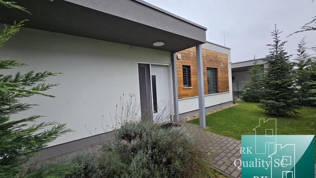 REZERVOVANÉ - SENEC Gardens – Na prenájom zariadený 4. izbový bungalov  s parkovaním pre dve autá.