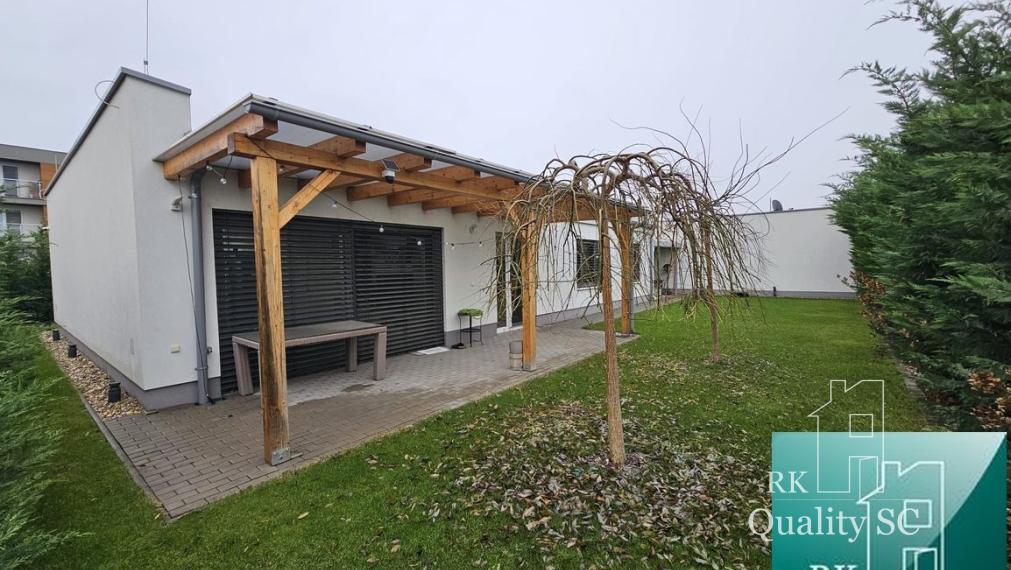 REZERVOVANÉ - SENEC Gardens – Na prenájom zariadený 4. izbový bungalov  s parkovaním pre dve autá.