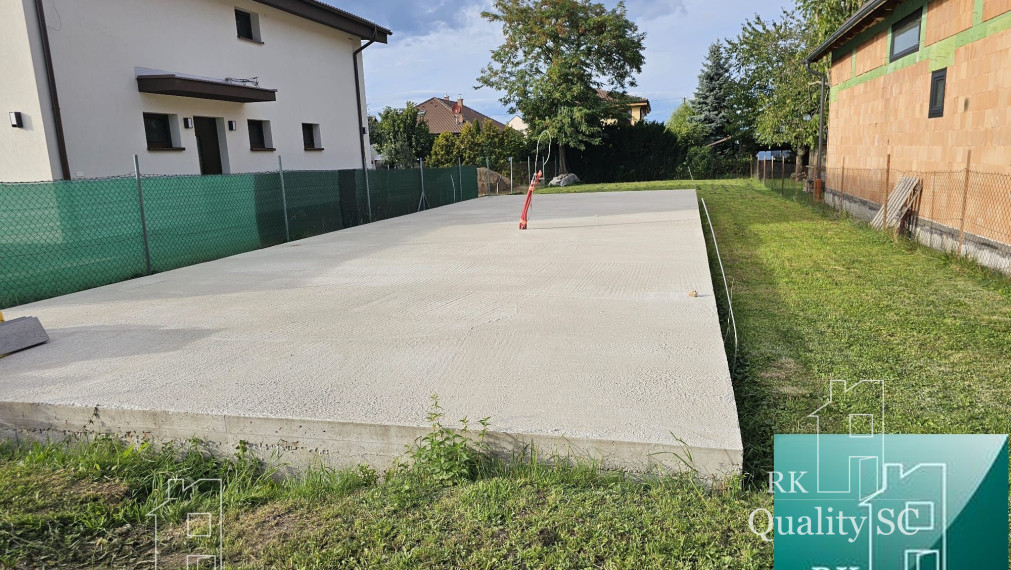 PREDANÉ - Okres Senec - BERNOLÁKOVO - NA PREDAJ stavebný pozemok so základovou doskou, projektom a stavebným povolením