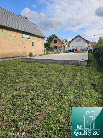 REZERVOVANÉ - Okres Senec - BERNOLÁKOVO - NA PREDAJ stavebný pozemok so základovou doskou, projektom a stavebným povolením