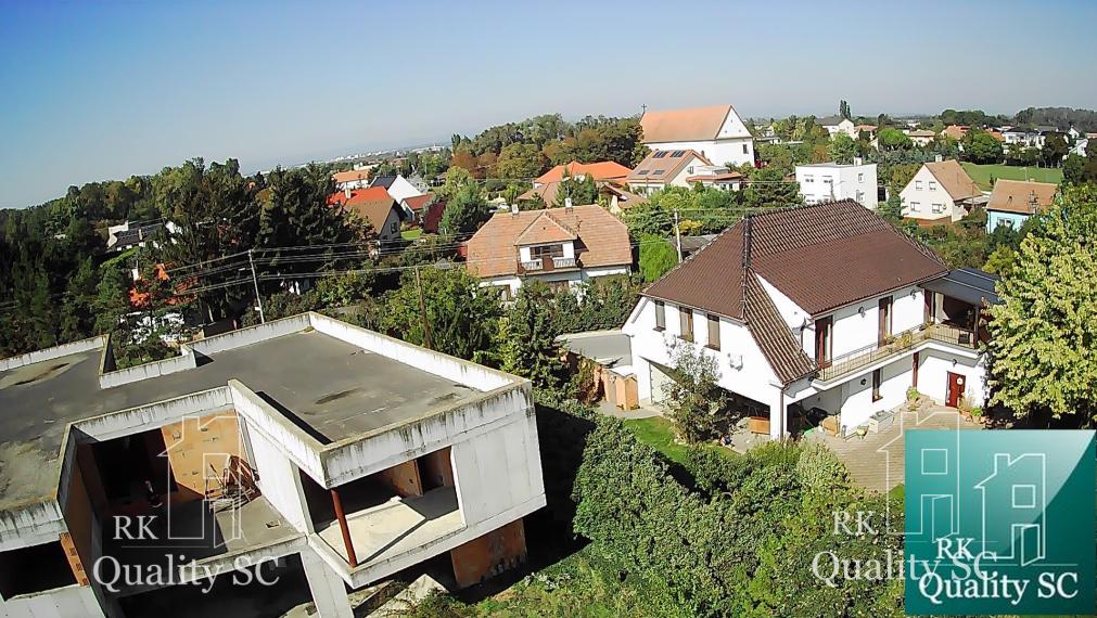 NOVÁ CENA - okr. SENEC - KRÁĽOVÁ PRI SENCI – NA PREDAJ – PRE NÁROČNÝCH rozostavaný rodinný dom v centre obce s veľkým pozemkom vyše 23á