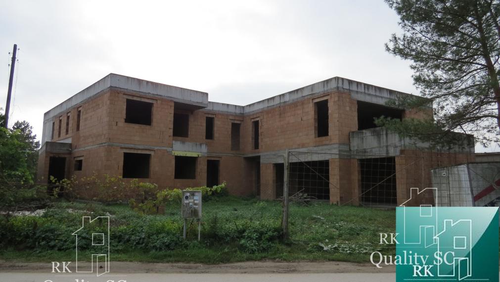 NOVÁ CENA - okr. SENEC - KRÁĽOVÁ PRI SENCI – NA PREDAJ – PRE NÁROČNÝCH rozostavaný rodinný dom v centre obce s veľkým pozemkom vyše 23á