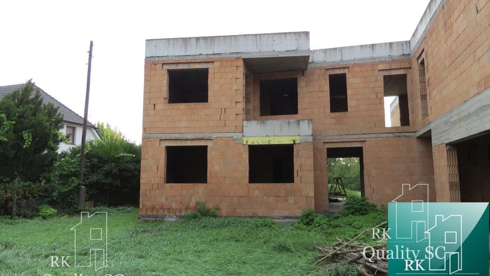 NOVÁ CENA - okr. SENEC - KRÁĽOVÁ PRI SENCI – NA PREDAJ – PRE NÁROČNÝCH rozostavaný rodinný dom v centre obce s veľkým pozemkom vyše 23á