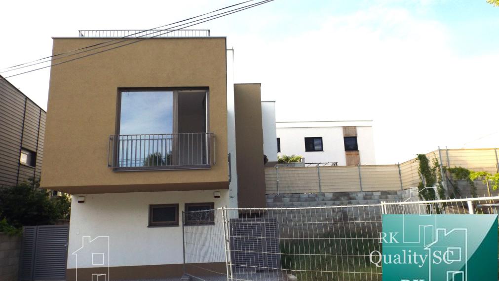 SENEC – SLNEČNÉ JAZERÁ JUH – NA PREDAJ – novostavba 3 izbového bytu s fotovoltikou v rekreačnej dvoj-chate so záhradou a parkingom