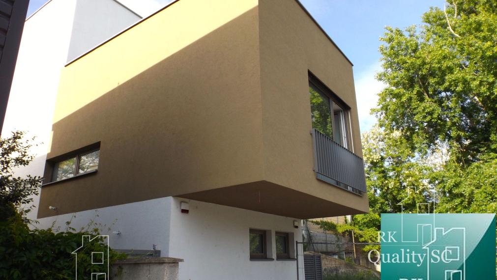 SENEC – SLNEČNÉ JAZERÁ JUH – NA PREDAJ – novostavba 3 izbového bytu s fotovoltikou v rekreačnej dvoj-chate so záhradou a parkingom